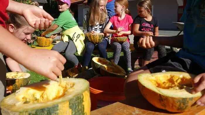Die Kürbisse wurden von den Kindern ausnahmsweise per Hand "geputzt"