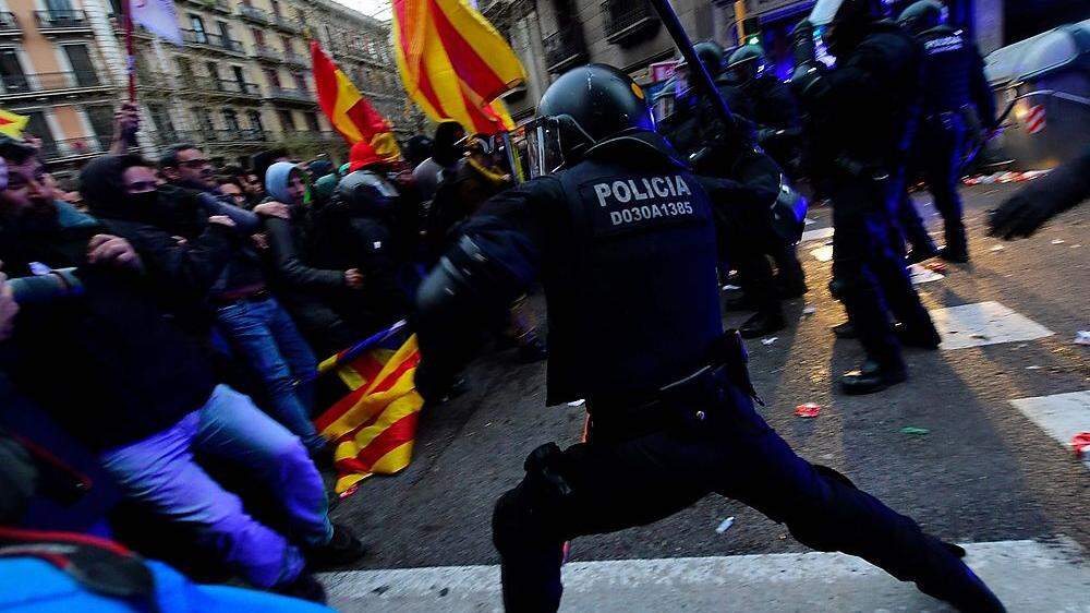 Zehntausende Demonstranten fordern die Freilassung von Puigdemont