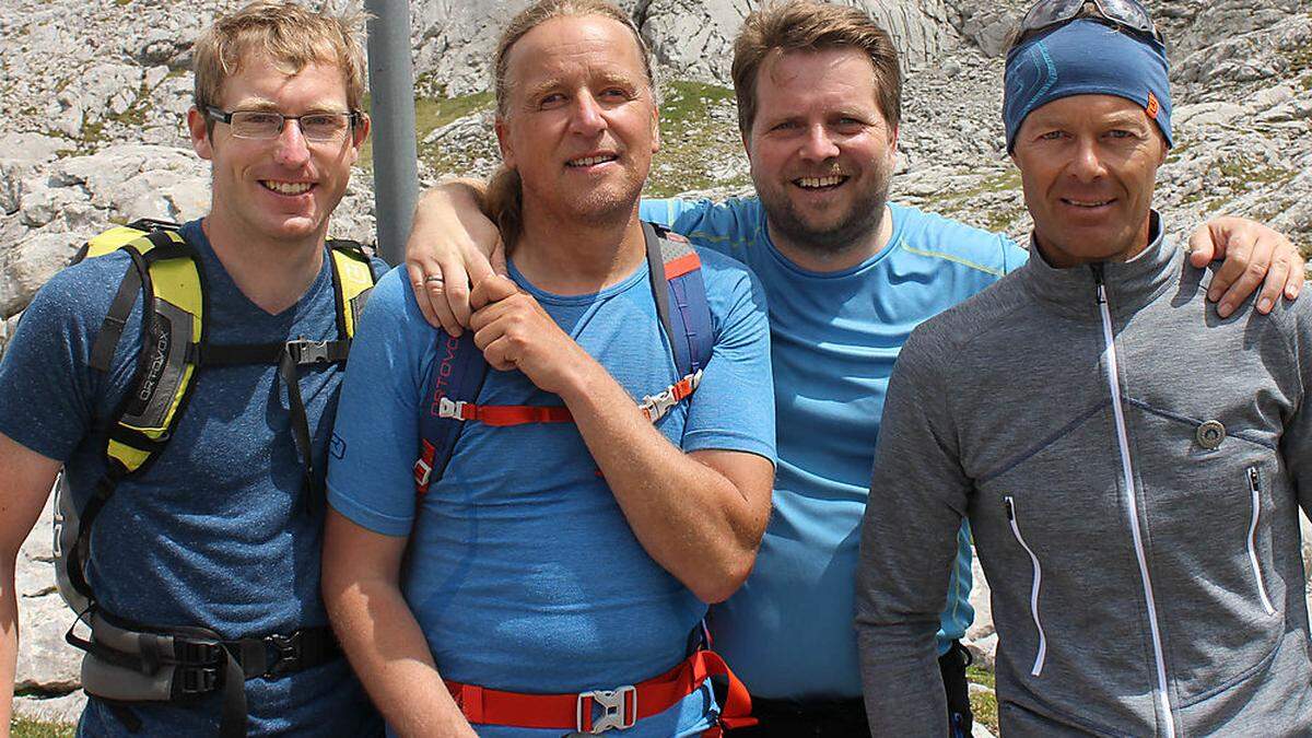 Der blinde Bergsteiger Andy Holzer (2. von links) mit seinem Begleiter Florian (links), Dachstein-Schuhe-Geschäftsführer Oliver Wieser und  Bergführer Hans Prugger (rechts).