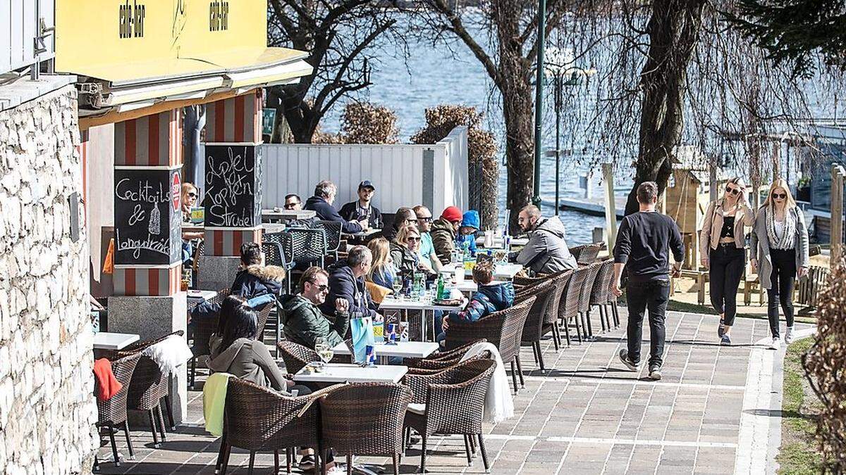 Am Samstag locken 20 Grad die Kärntner in die Cafés, wie zum Beispiel hier in Velden