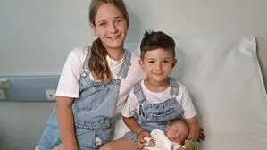 Die süße Marie macht das Trio komplett | Gut beschützt von Laura hält Jonas voller Stolz seine kleine Schwester im Arm. <strong>Marie</strong> startete am 31. Mai ins Abenteuer Leben. Stephanie Mairold und Matthias Ortner leben mit ihren Kindern in Gratkorn. 
