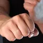 Der Mann versetzte der jungen Frau Faustschläge ins Gesicht