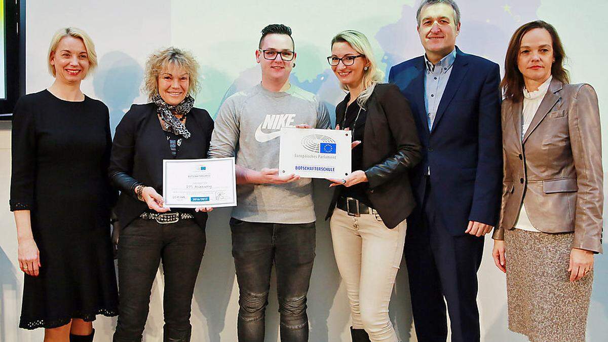 Die Delegation des Poly Mürzzuschlag mit Bürgermeister und Ministerin in Wien