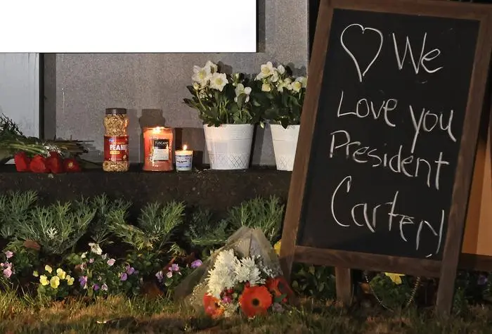 Flowers, peanuts, other goods, and signs are left at the main entrance to The Carter Center in Atlanta, Georgia after the passing of former president of the United States Jimmy Carter on Sunday, December 29, 2024. Jimmy Carter, 39th president of the United States and winner of the 2002 Nobel Peace Prize, died peacefully Sunday at his home in Plains, Georgia. At 100 years he was the longest-lived president in U.S. history. PUBLICATIONxINxGERxSUIxAUTxHUNxONLY ATL20241229103C MIKExZARRILLI