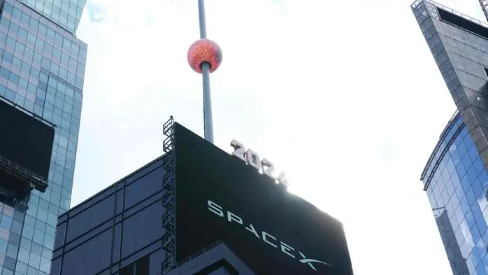 SpaceX-Werbung an der Spitze eines Hochhauses am New Yorker Times Square | Hoch hinaus: Der Aktienkurs von SpaceX war an ihrem ersten Handelstag um mehr als 19 Prozent nach oben geklettert