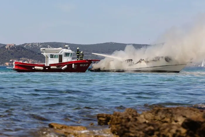 Die Passagiere mussten das Schiff verlassen, ein vorbeikommendes Boot nahm die in Seenot Geratenen auf. Unter den Rettern sind drei Kapfenberger.
