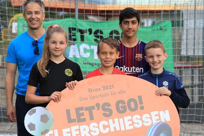 Sportstadtrat Kurt Hohensinner mit jungen Fußballern.