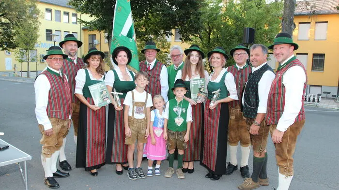 Kirchbergs Funktionäre empfingen die Gastkapellen.