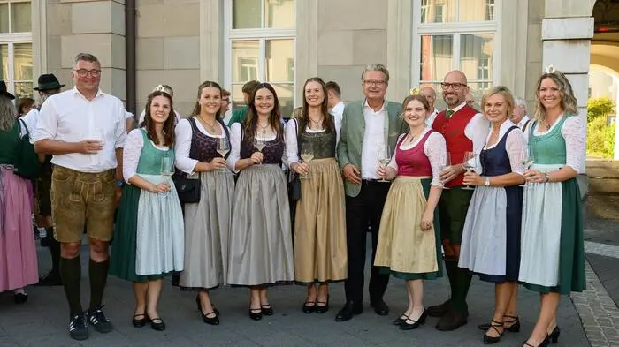 Von Land bis Bund fanden sich zahlreiche Politiker in Leibnitz ein, darunter auch Landeshauptmann Christopher Drexler (5. v.r.)