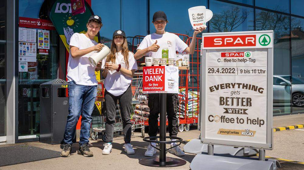 Schenkten vor dem SPAR-Supermarkt Bodensdorf gegen Spenden Kaffee aus: Leon Tillian, Sophie Bacher und Simon Tschernitz (von links)                                                                                                           