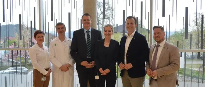 Stellvertretende Pflegedirektorin Sandra Huber, Ärztlicher Direktor Michael Jagoditsch, Kages-Vorstand Ulf Drabek, Betriebsdirektorin Sabine Reiterer, Landesrat für Gesundheit, Pflege und Kultur Karlheinz Kornhäusl, Klubobmann Landtagsabgeordneter Marco Triller