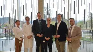 Stellvertretende Pflegedirektorin Sandra Huber, Ärztlicher Direktor Michael Jagoditsch, Kages-Vorstand Ulf Drabek, Betriebsdirektorin Sabine Reiterer, Landesrat für Gesundheit, Pflege und Kultur Karlheinz Kornhäusl, Klubobmann Landtagsabgeordneter Marco Triller