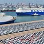 Blick auf den chinesischen Hafen Yantai, wo immer mehr Autos auf den Export Richtung Europa warten