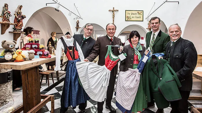 Günther Lippitz (Trachtenverband), Ewald Opetnik, Susanne Obersteiner (Filialleiterin), Siegfried Obersteiner (Heimatwerk) und Heimo Schinnerl (von links) bei der Eröffnung der Trachtenbörse in Klagenfurt