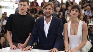 Große Show in Cannes: Harris Dickinson, Ruben Östlund und Charlbi Dean 