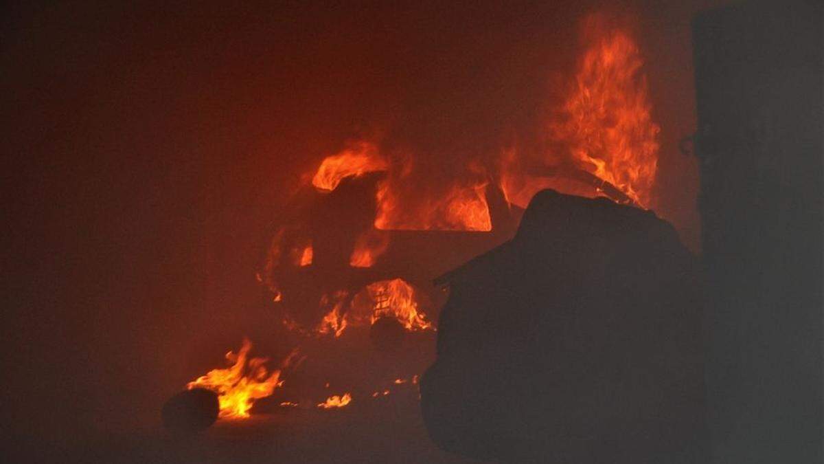 Das Auto brannte in der Halle komplett aus