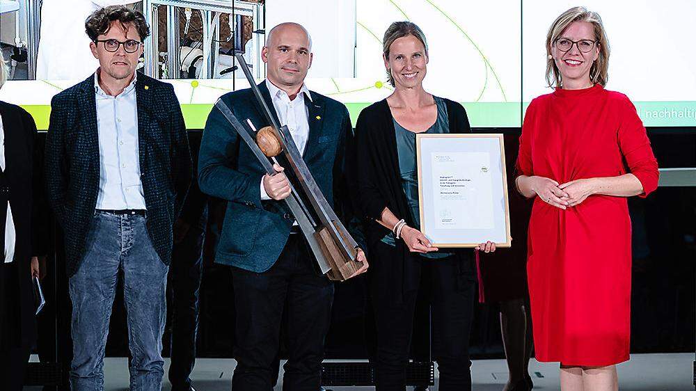 Christoph Brunner, Christian Platzer und Bettina Muster bei der Verleihung in Wien mit Ministerin Leonore Gewessler