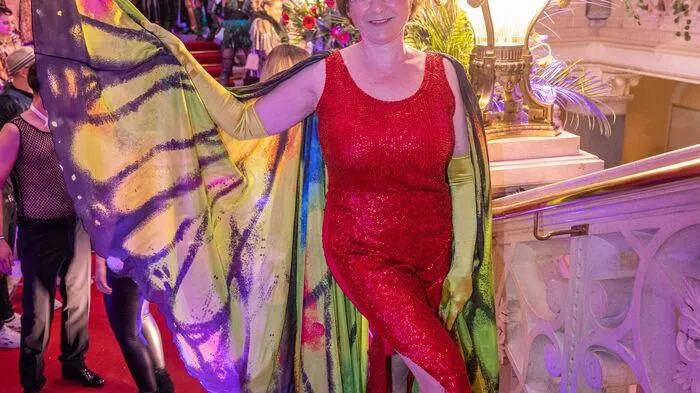 Die Grazer Vizebürgermeisterin Judith Schwentner mischt sich als Schmetterling unter die Menge