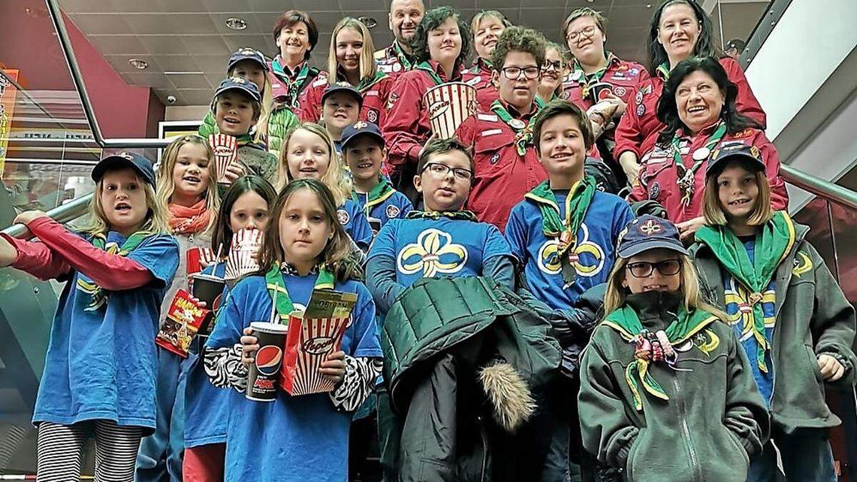 Die Kinder vor dem Kino, bestens aurgerüstet mit Popcorn und Getränken