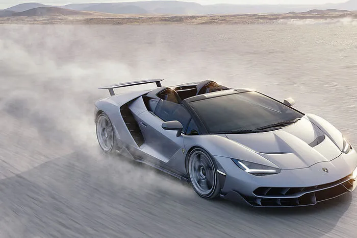 Die Karosserie des Centenario besteht ebenso wie das Monocoque und alle anderen Karosserieteile und Verkleidungen aus Carbonfaser. Mit einem Trockengewicht von 1570 kg erreicht er ein Leistungsgewicht von 2,04 kg/PS.