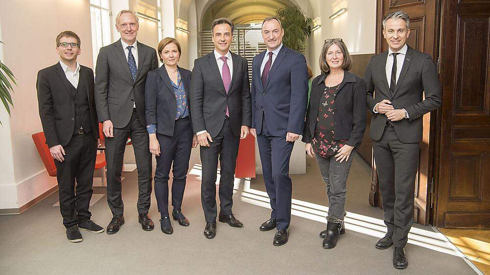 Dieses offizielle Regierungsfoto wurde für die Werbung verwendet: Robert Krotzer (KPÖ), Günter Riegler (ÖVP), Judith Schwentner (Grüne), Siegfried Nagl (ÖVP), Mario Eustacchio (FPÖ), Elke Kahr (KPÖ) und Kurt Hohensinner (ÖVP)