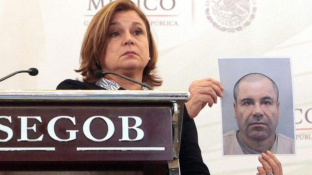 Staatsanwältin Arely Gomez mit einem Foto von "El Chapo"