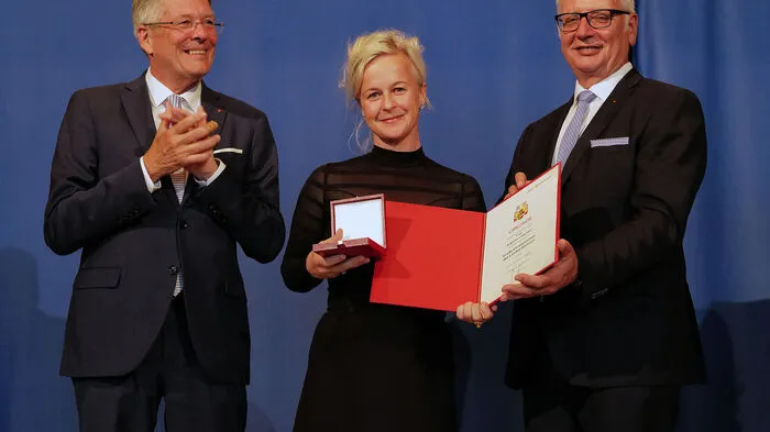 Übergabe des Großen Ehrenzeichen an Angelica Ladurna.