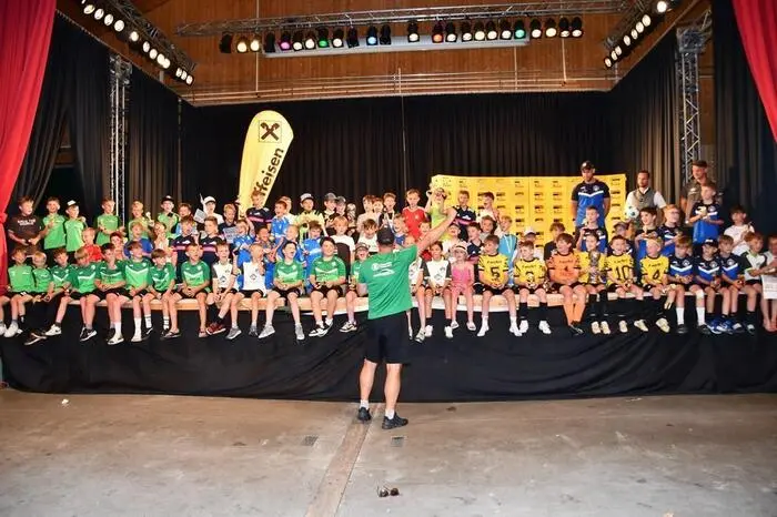 Insgesamt rund 1300 Gäste verfolgten die Spiele bei bestem Wetter. Neben dem Sport sorgte ein engagiertes Organisationsteam um Georg Steiner und Bettina Stocker für das leibliche Wohl der Kinder, Betreuer und Zuschauer.