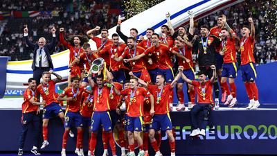 Kapitän Alvaro Morata und seine Spanier mit dem EM-Pokal