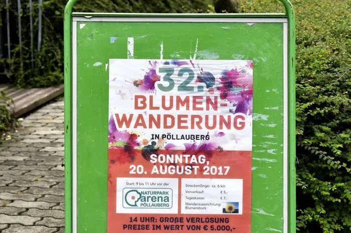 Vorbei an Blumengärten führte der 6 Kilometer lange Wanderweg durch Felder und Wälder rund um Pöllauberg