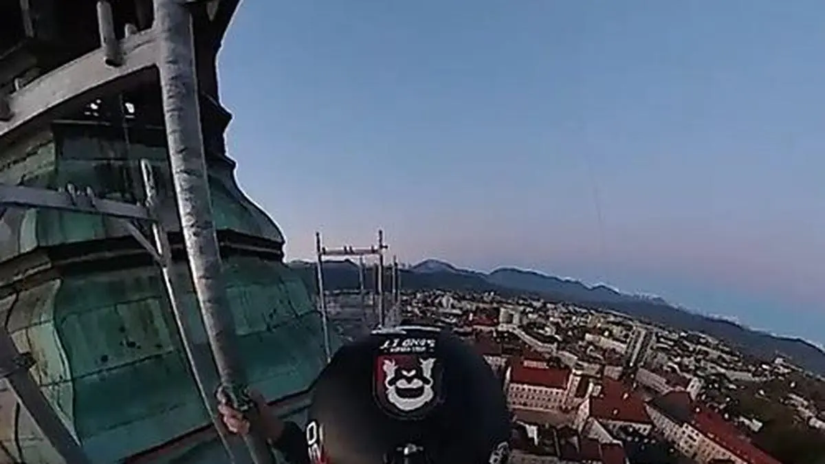 Basejumping vom Stadtpfarrturm