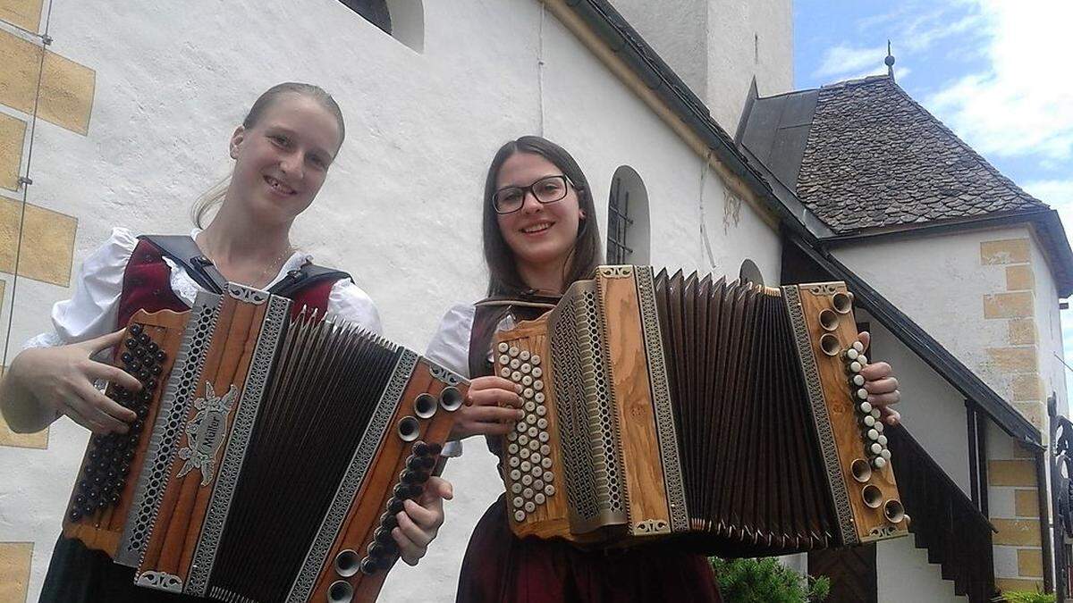 Johanna Leitner und Isabella Engl (rechts)