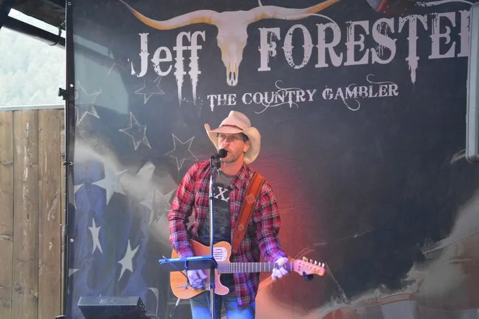 Für musikalische Unterhaltung im Countrystil sorgte Jeff Forester, alias "The Country Gambler".