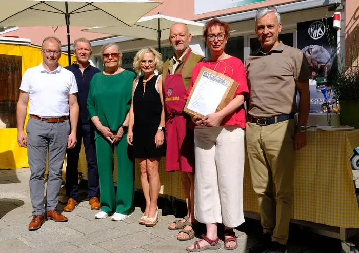 Feierten 25 Jahre Stadtmarkt Lienz: Martin Mayerl (Vertretung Land Tirol), Oskar Januschke (Abteilungsleitung Standortentwicklung), Helga Machné (Alt-Bürgermeisterin), Elisabeth Blanik (Bürgermeisterin Lienz), Berno Mühlburger (Obmann Verein Stadtmarkt Lienz), Claudia Ambrosch (Obfrau Verein Messinggasse/Kreuzgasse) und Karl Brunner (Direktor Raiffeisenbank Lienz)