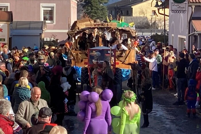 Neben den Dorfhexen, Lego-Steinen des Elternvereins der VS Kammern und Schmähwittchen - gleich in doppelter Ausführung - waren auch die Kaisertaler Vikings, der Glarsdorfer Wilde Westen, Super Mario und die mobile Intensivstation Mösendorf am Start. Schlusslicht bildete der Aprés Ski Stadl der FF-Seiz mit DJ Ötzi. Bunt, laut und verrückt zogen heuer die Narren wieder durch die Hauptstraße, bis es dann im Anschluss zur Faschingsparty in den Heimatsaal mit der Band Steirer Power ging.