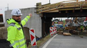 René Jagerhofer, Bauleiter von der Firma Porr vor der Brücke in Zöbing