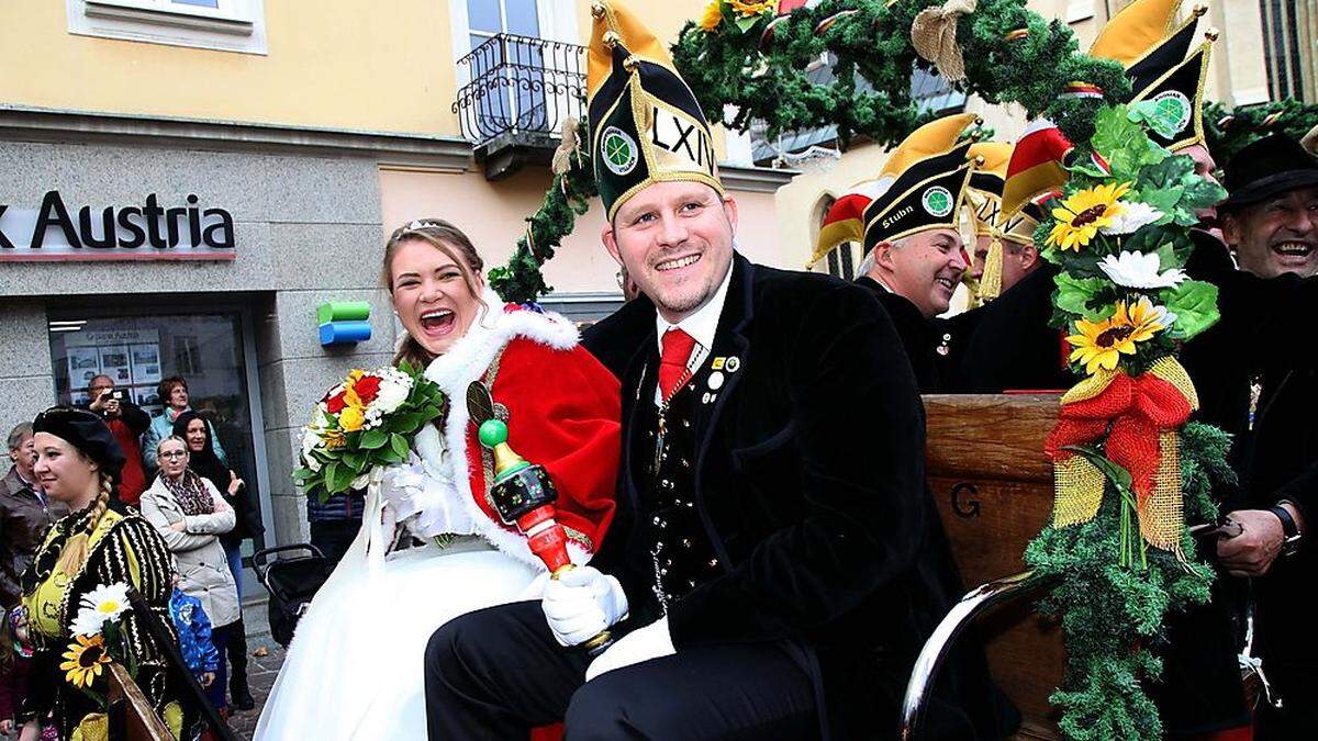 Prinzessin Anna Berger, Prinz Fidelius LXIV Kurt Maschke mit weiteren zehn Prinzen an Bord am Villacher Hauptplatz
