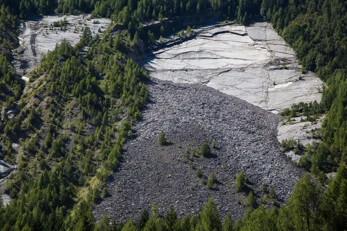 Der Hang am Südufer kam nun erst recht ins Rutschen, bis das Erdreich am 9. Oktober überhaupt nicht mehr standhielt. Um 22.39 Uhr stürzten vom Monte Toc 270 Millionen Kubikmeter Geröll ins Tal.