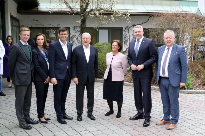 Auch Landeshauptmann-Stellvertreter und Kärntens ÖVP-Chef Martin Gruber (Dritter von links) sowie der Althofener Bürgermeister Walter Zemrosser (rechts), der Nehammer auch ins Rathaus einlud, begleiteten ihn. Im Humanomedzentrum Althofen gab Direktor Markus Terkl einen Überblick über das Kur- und Rehabilitationszentrum.