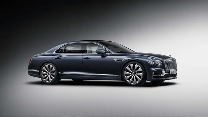 Einer Luxuslimousine sportliche Ambitionen anzutrainieren, darin sind die Gentlemen von Bentley Spezialisten. So auch bei der dritten Generation des Flying Spur, die als viertürige Limousine des Continental GT fungiert.