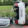 Nach dem Anprall kam das Fahrzeug auf der Seite zu liegen. Die eingeklemmte Lenkerin musste von den Feuerwehren aus dem Fahrzeug befreit werden