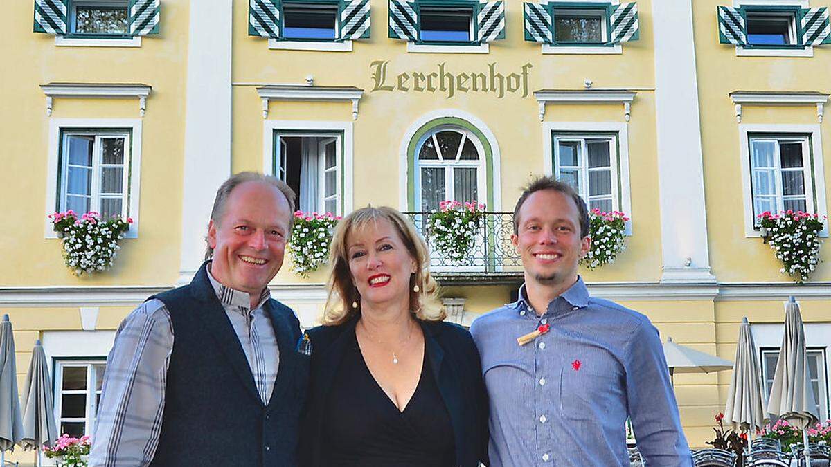 Feierten mehrere Jubiläen: Hans, Gerhild und Johann Steinwender vor ihrem Schloss Lerchenhof