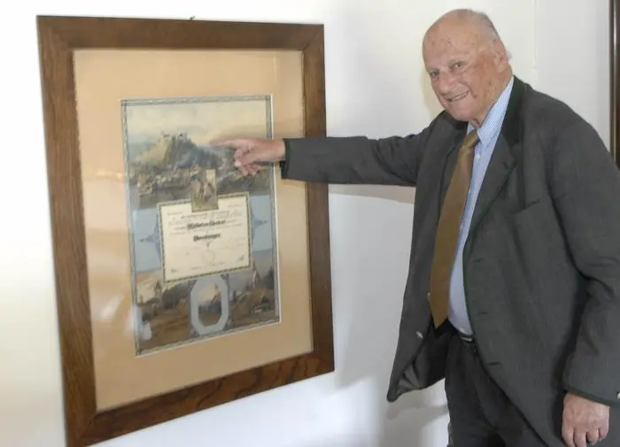 Altbürgermeister und Nationalrat Wilhelm Gorton mit der Strassbruger Ehrenbürgerschaft seines Vaters