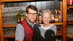 Verabschieden sich mit einem lachenenden und einem weinenden Auge aus der Gastro-Szene: Josef Michael und Bernadette Jahrmann