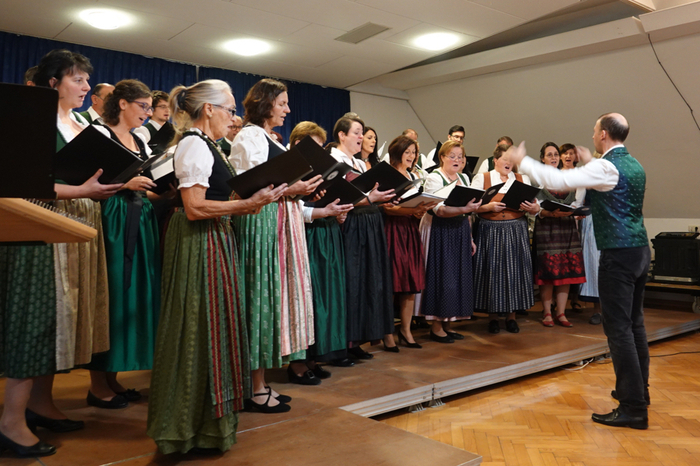 Adventlieder, Gospels und ein Sprechstück wechselten mit...