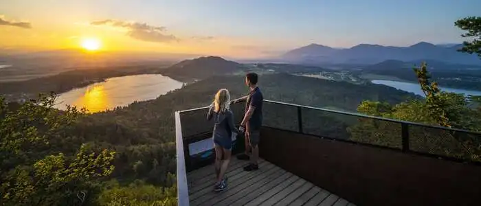 2 Personen beobachten Sonnenuntergang von Aussichtsplattform