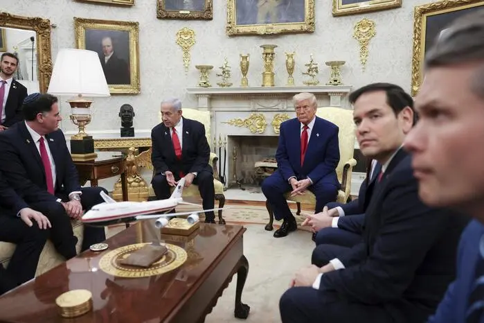 „Die Riviera des Nahen Ostens, es könnte so großartig werden.“
International für Fassungslosigkeit sorgt Trump mit seinem Plan, den Gazastreifen unter US-Kontrolle zu bringen und als eine Art riesiges Küsten-Resort neu aufzubauen. Der US-Präsident stellt das Vorhaben am 4. Februar bei einer Pressekonferenz an der Seite des israelischen Regierungschefs Benjamin Netanjahu im Weißen Haus vor. Die mehr als zwei Millionen im Gazastreifen lebenden Palästinenser sollen nach Trumps Vorstellungen von anderen Ländern wie Ägypten und Jordanien aufgenommen werden.