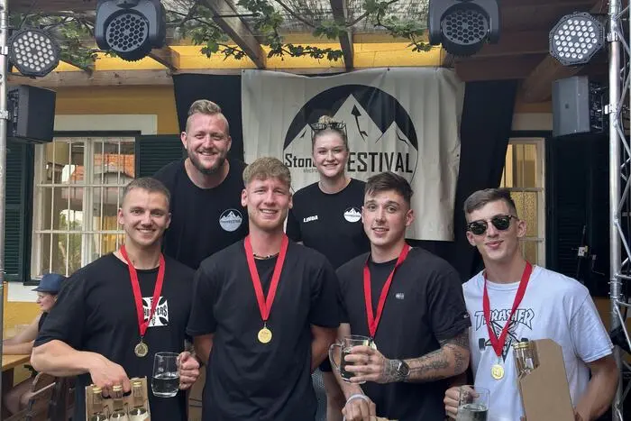 18 Gruppen, bestehend aus je vier Mitgliedern, traten an. Jedes Team stellte sich zehn Spielen. 