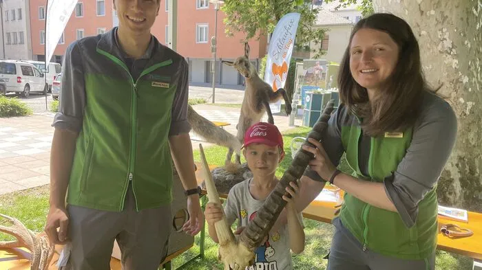 Der Stadtpark Spittal wurde zur Plattform für die Forst- und Holzwirtschaft. Für Schüler wurde ein unterhaltsames, aber auch lehrreiches Programm geboten. Magdalena Karan und Johannes Huber vom Nationalpark Hohe Tauern zeigen Anton  das Horn eines Steinbocks.