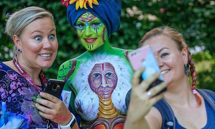 In Klagenfurt messen sich jedes Jahr die besten Bodypainter der Welt – die perfekte Gelegenheit für ein Selfie.